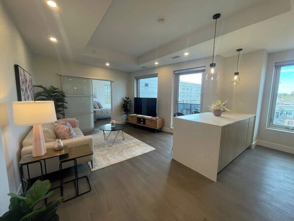 TV, offices - Downtown, Spotless 2 Bed/2 Bath with 6 appliances (Halifax)