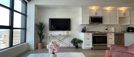 Geladeira, micro-ondas, fogão, cooktop