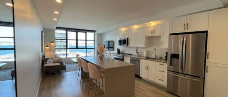 Kjøleskap, mikrobølgeovn, ovn og kokeplater