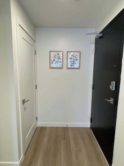 Waterfront, large 1 BR with 6 appliances & gym