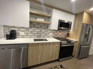 Geladeira, micro-ondas, fogão, cooktop