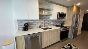 Refrigerador, microondas, horno, placa de cocina