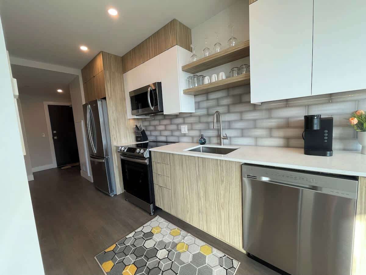 冷蔵庫、電子レンジ、オーブン、コンロ