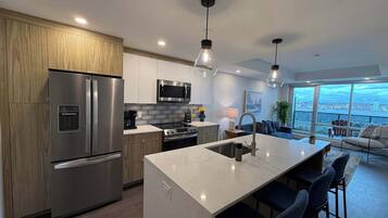 Frigorifero, microonde, forno, piano cottura