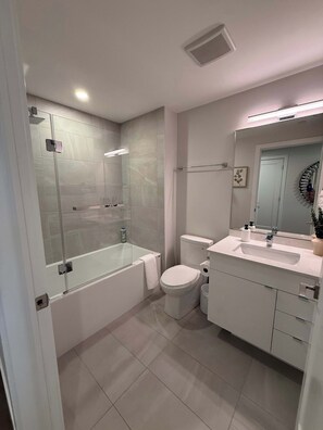 Douche, sèche-cheveux