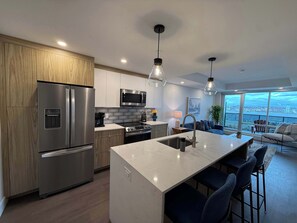 雪櫃、微波爐、焗爐、爐具