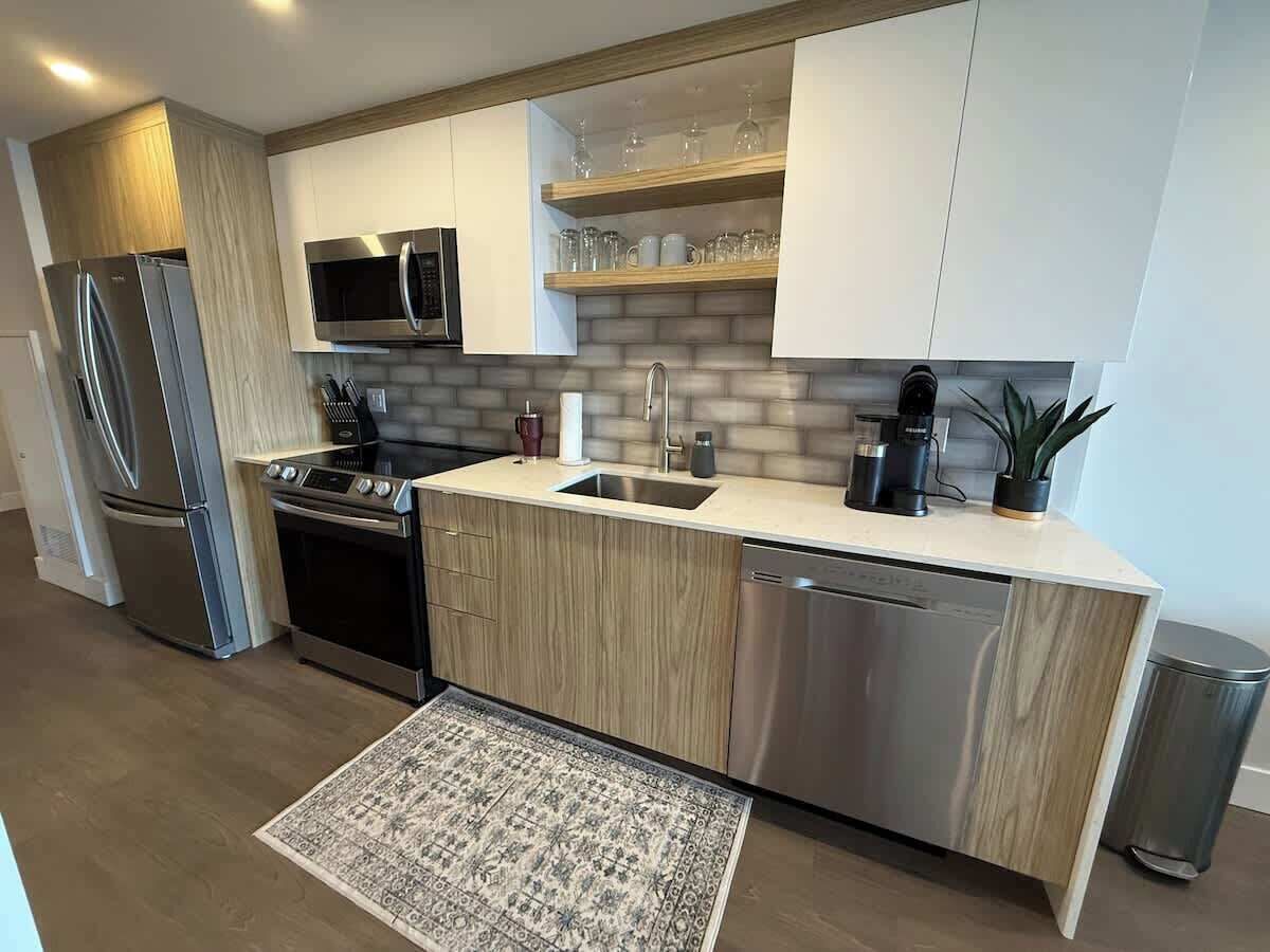 Geladeira, micro-ondas, fogão, cooktop