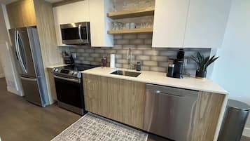 Geladeira, micro-ondas, fogão, cooktop