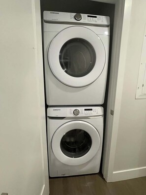 Interior - Bright, bold & beautiful, 1 BR with 6 applainces (Halifax)