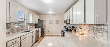 Microondas, horno, parrilla de estufa y lavavajillas