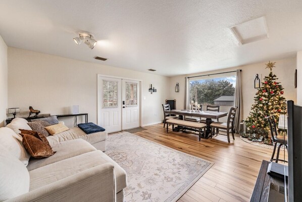 TV, fireplace - “Relax & Recharge in a Private Countryside Cottage with Fire Pit, Laundry, & Gym (Plant City)