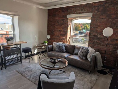 Bright modern & spotless, 1 BR with 6 appliances