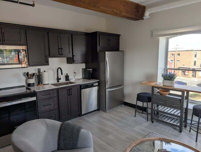 Bright modern & spotless, 1 BR with 6 appliances