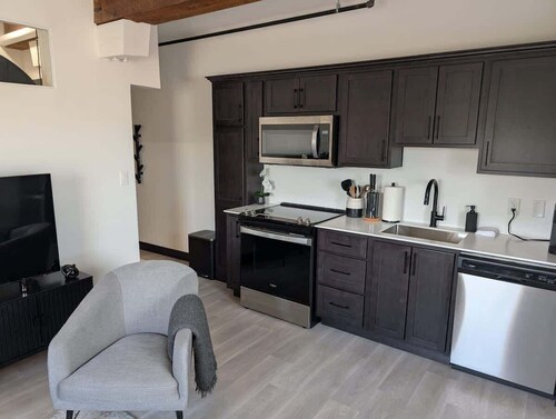 Bright modern & spotless, 1 BR with 6 appliances