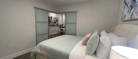 1 habitación, tabla de planchar con plancha, cuna de viaje y wifi