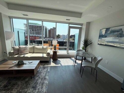 Downtown, Bright & Vibrant 1 BR with huge patio