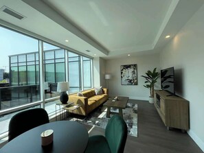 Un salon moderne avec un canapé, une table basse et un meuble pour la télévision.