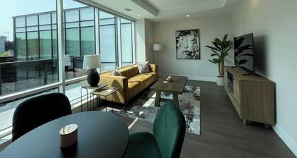 Bright 1 BR with patio and 6 app