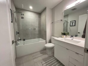 Shower, hair dryer - Bright 1 BR with patio and 6 app (Halifax)