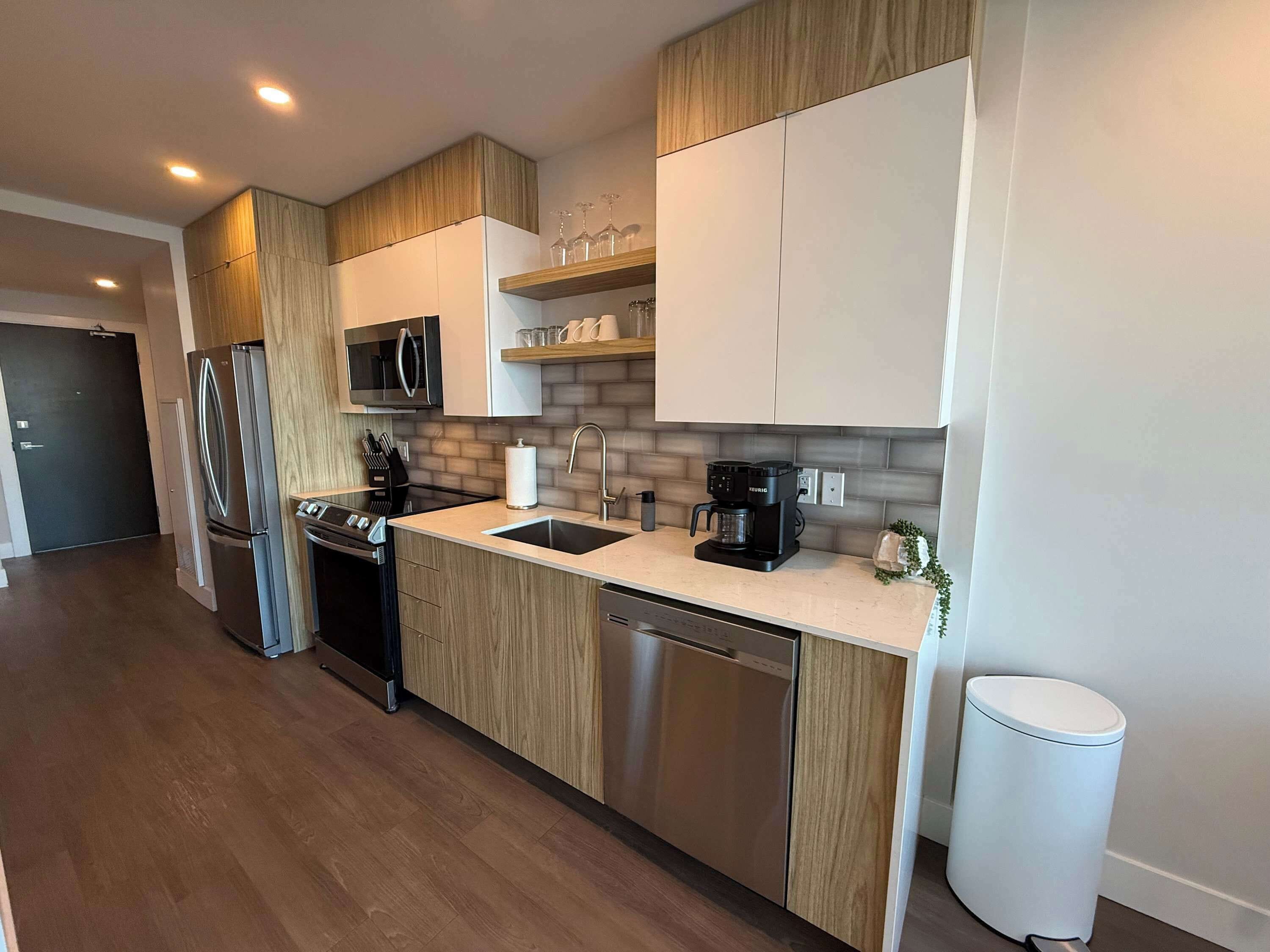 Jääkaappi, mikroaaltouuni, uuni, liesi