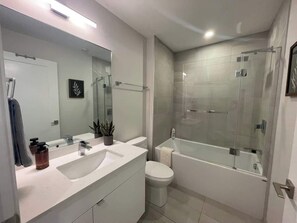 Shower, hair dryer - Waterfront downtown 1 Bedroom with 6 appliances (Halifax)
