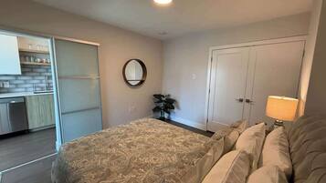 1 habitación, tabla de planchar con plancha, cuna de viaje y wifi