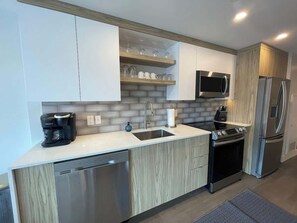 Fridge, microwave, oven, stovetop - Downtown Halifax, bright & modern 1 Bedroom (Halifax)