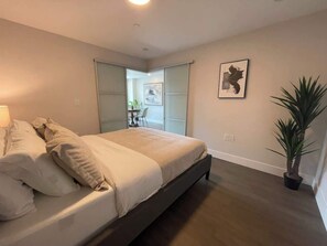 1 bedroom, iron/ironing board, travel crib, WiFi - Downtown Halifax, bright & modern 1 Bedroom (Halifax)