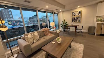 Una televisión, una oficina