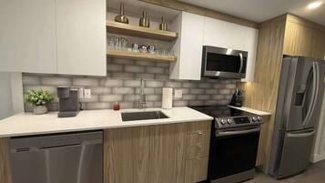 Frigorífico, microondas, horno y placa de cocina