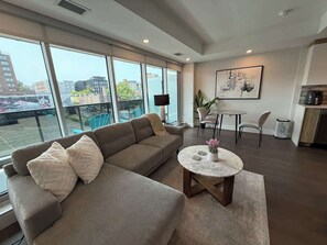 TV, offices - Bright, spotless and modern 1 BR with gym (Halifax)