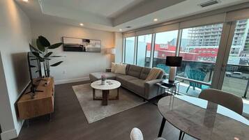 Una televisión, una oficina