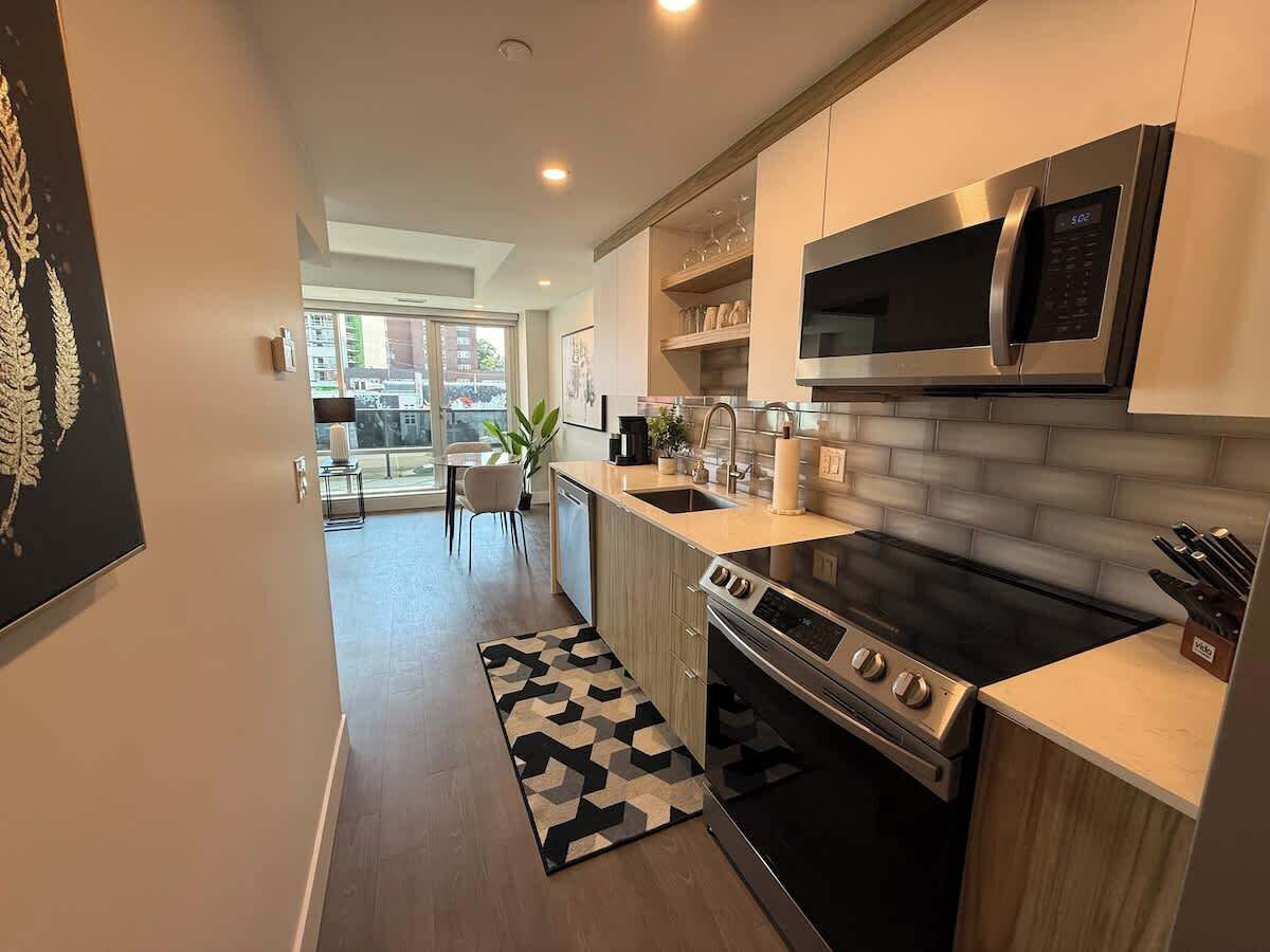 Frigorífico, microondas, horno y placa de cocina