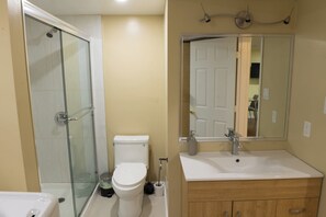 ヘアドライヤー、タオル、石鹸、トイレットペーパー