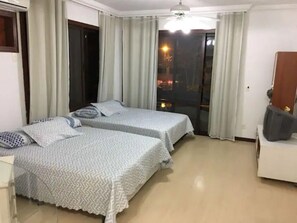 4 عدّة غرف نوم ومكواة/لوح كي وواي فاي وملاءات أسرّة