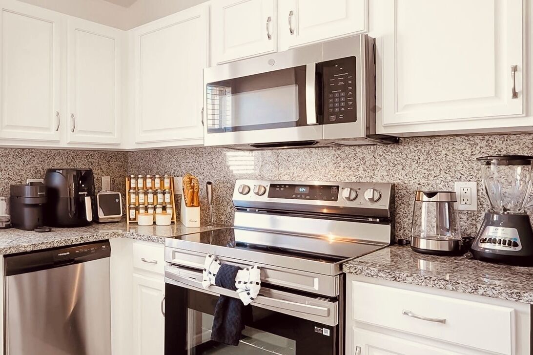 Kjøleskap, mikrobølgeovn, ovn og kokeplater