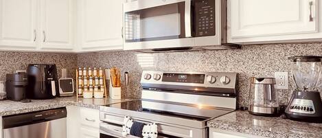 Kjøleskap, mikrobølgeovn, ovn og kokeplater