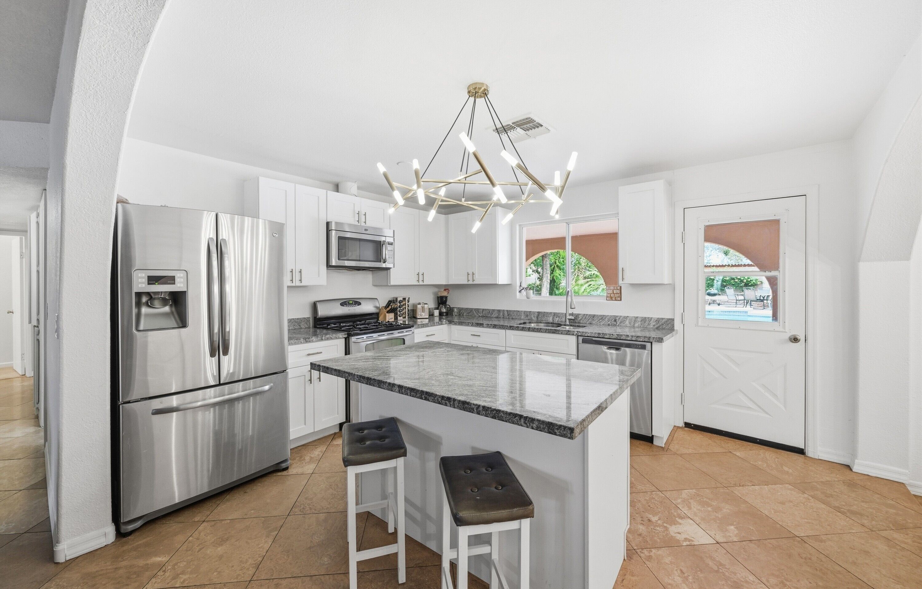 Geladeira, micro-ondas, fogão, cooktop