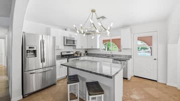 Geladeira, micro-ondas, fogão, cooktop