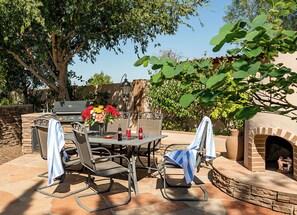 Outdoor dining - Backyard Bliss: Desert Escape, Pool table & Heated Pool! (Mesa)