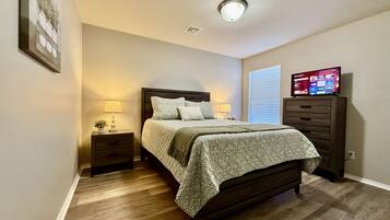 3 makuuhuonetta, silitysrauta/-lauta, ilmainen Wi-Fi, vuodevaatteet