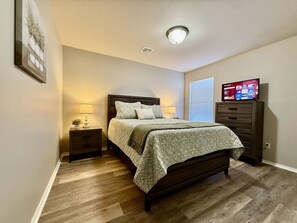 3 عدّة غرف نوم ومكواة/لوح كي وواي فاي مجانًا وملاءات أسرّة