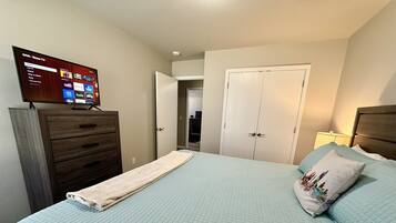 3 makuuhuonetta, silitysrauta/-lauta, ilmainen Wi-Fi, vuodevaatteet