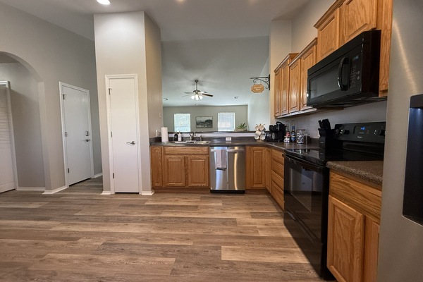 Microondas, horno, placa de cocina y lavavajillas