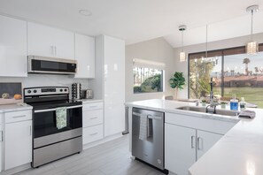 Mikrobølgeovn, ovn, kokeplater og oppvaskmaskin