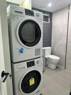 Dusj, håndklær, såpe og toalettpapir