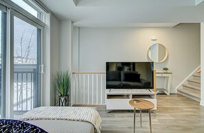 Family Apartment | Living area - Modern 3BR Retreat Near Yorkdale Mall (York)