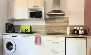 Tủ lạnh, lò vi sóng, dụng cụ pha cà phê/trà, ấm điện 