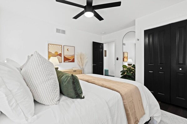 3 bedrooms, desk, iron/ironing board, free WiFi