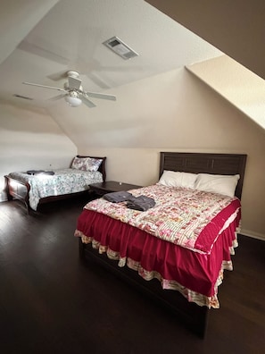 5 bedrooms, iron/ironing board, WiFi, bed sheets